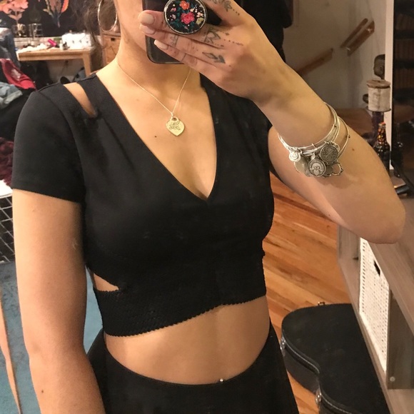 EXPRESS CUTOUT CROP TOP - Picture 2 of 5